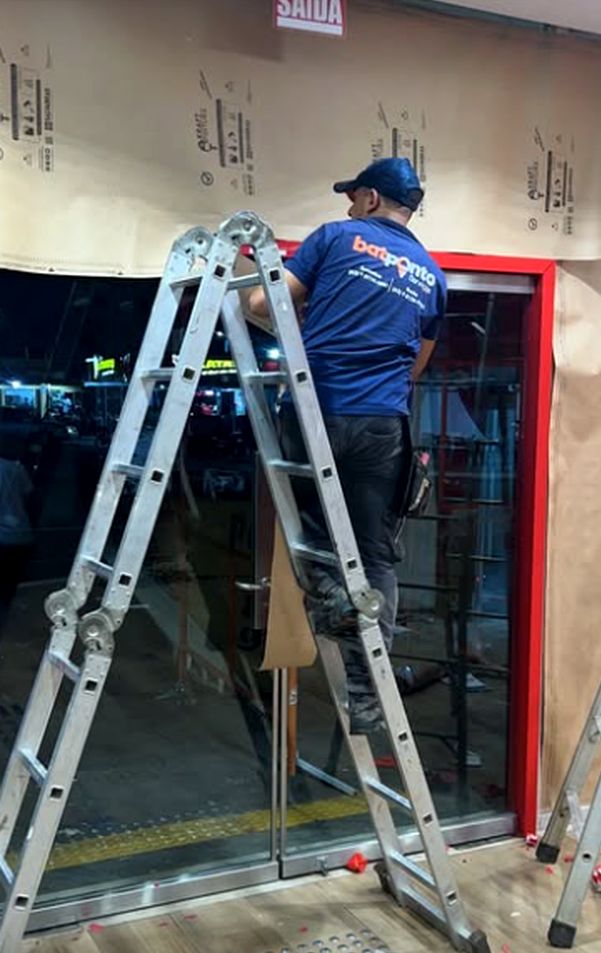 Reforma de fachada e esquadrias em loja